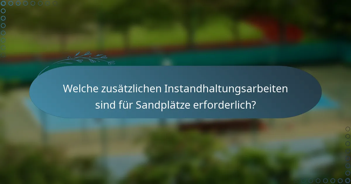 Welche zusätzlichen Instandhaltungsarbeiten sind für Sandplätze erforderlich?